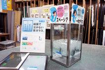 展示説明会用に新しく結露体感機を制作。上部に取り付けた楽しいポップが目を引く。「僕のアイディアで妻に作ってもらいました」（写真提供：八幡ガラス）