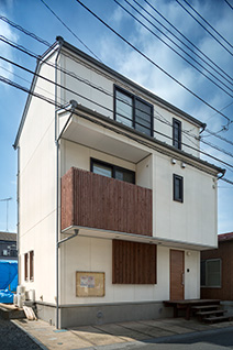 建材から設備、設計、施工技術まで、夢・建築工房の家づくりを体感できるショールーム・高坂営業所。1階は打合せスペース、2、3階はモデルハウスとしてしつらえられ、HPで熱損失係数や暖房用灯油消費量が公開されている