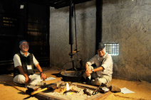 広瀬家の囲炉裏端。下地窓の外光が手元を照らす。（写真提供／山本英明）