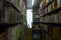 デザインを変えないZEB化 美しい経年図書館とエコガラス-書庫