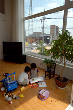 ようこそ、我が家へ　〜風景を迎え入れる、大きな窓とスキップフロア〜