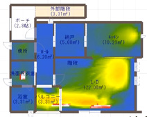 コンピュータによる、夏至の日午後２時の採光・照度シミュレーション（2階）。赤～ピンク色が示す窓からの直射日光は少なく、緑～黄色が示す室内の照度（明るさ）は十分（画像提供・Nさん）